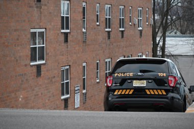 Hackensack, New Jersey 'de bir apartmanda bıçaklanmış. 11 Şubat 2024, Hackensack, New Jersey, ABD: Pazar öğleden sonra Hackensack, New Jersey 'de 100 Polis Yolu' ndaki bir otoparkın yakınında bıçaklama olayı bildirildi.. 