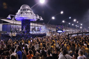 SAO PAULO (SP), Brezilya 02 / 10 / 2024 - Sambadrome do Anhembi do Anhembi 'de düzenlenen Sao Paulo samba okullarının özel bir grubu için geçerli olan samba okullarının geçit töreni sırasında Gavioes da Fiel
