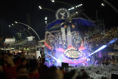 SAO PAULO (SP), Brezilya 02 / 10 / 2024 - Sambadrome do Anhembi do Anhembi 'de düzenlenen Sao Paulo samba okullarının özel bir grubu için geçerli olan samba okullarının geçit töreni sırasında Gavioes da Fiel