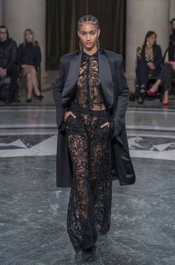 Cucculelli Shaheen - Runway - Şubat 2024 New York Moda Haftası. 10 Şubat 2024, New York, New York, ABD: New York Moda Haftası sırasında Cucculelli Shaheen defilesinde bir model podyumda yürüyor - Şubat 2024