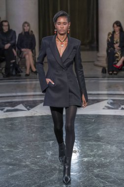 Cucculelli Shaheen - Runway - Şubat 2024 New York Moda Haftası. 10 Şubat 2024, New York, New York, ABD: New York Moda Haftası sırasında Cucculelli Shaheen defilesinde bir model podyumda yürüyor - Şubat 2024