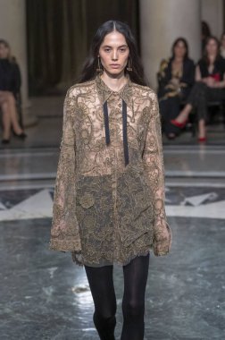 Cucculelli Shaheen - Runway - Şubat 2024 New York Moda Haftası. 10 Şubat 2024, New York, New York, ABD: New York Moda Haftası sırasında Cucculelli Shaheen defilesinde bir model podyumda yürüyor - Şubat 2024