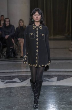 Cucculelli Shaheen - Runway - Şubat 2024 New York Moda Haftası. 10 Şubat 2024, New York, New York, ABD: New York Moda Haftası sırasında Cucculelli Shaheen defilesinde bir model podyumda yürüyor - Şubat 2024