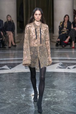 Cucculelli Shaheen - Runway - Şubat 2024 New York Moda Haftası. 10 Şubat 2024, New York, New York, ABD: New York Moda Haftası sırasında Cucculelli Shaheen defilesinde bir model podyumda yürüyor - Şubat 2024