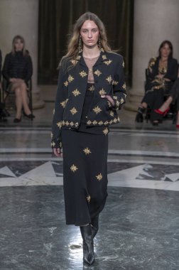 Cucculelli Shaheen - Runway - Şubat 2024 New York Moda Haftası. 10 Şubat 2024, New York, New York, ABD: New York Moda Haftası sırasında Cucculelli Shaheen defilesinde bir model podyumda yürüyor - Şubat 2024