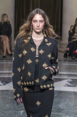 Cucculelli Shaheen - Runway - Şubat 2024 New York Moda Haftası. 10 Şubat 2024, New York, New York, ABD: New York Moda Haftası sırasında Cucculelli Shaheen defilesinde bir model podyumda yürüyor - Şubat 2024