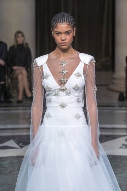 Cucculelli Shaheen - Runway - Şubat 2024 New York Moda Haftası. 10 Şubat 2024, New York, New York, ABD: New York Moda Haftası sırasında Cucculelli Shaheen defilesinde bir model podyumda yürüyor - Şubat 2024