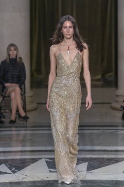 Cucculelli Shaheen - Runway - Şubat 2024 New York Moda Haftası. 10 Şubat 2024, New York, New York, ABD: New York Moda Haftası sırasında Cucculelli Shaheen defilesinde bir model podyumda yürüyor - Şubat 2024