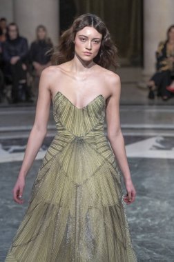 Cucculelli Shaheen - Runway - Şubat 2024 New York Moda Haftası. 10 Şubat 2024, New York, New York, ABD: New York Moda Haftası sırasında Cucculelli Shaheen defilesinde bir model podyumda yürüyor - Şubat 2024