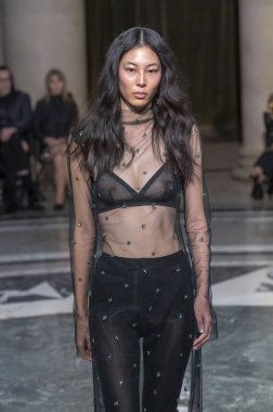 Cucculelli Shaheen - Runway - Şubat 2024 New York Moda Haftası. 10 Şubat 2024, New York, New York, ABD: New York Moda Haftası sırasında Cucculelli Shaheen defilesinde bir model podyumda yürüyor - Şubat 2024