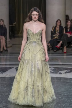 Cucculelli Shaheen - Runway - Şubat 2024 New York Moda Haftası. 10 Şubat 2024, New York, New York, ABD: New York Moda Haftası sırasında Cucculelli Shaheen defilesinde bir model podyumda yürüyor - Şubat 2024