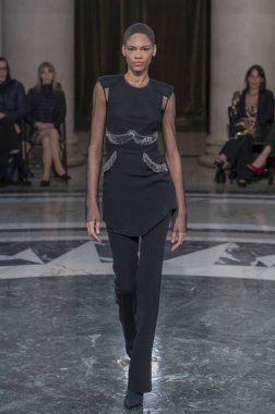 Cucculelli Shaheen - Runway - Şubat 2024 New York Moda Haftası. 10 Şubat 2024, New York, New York, ABD: New York Moda Haftası sırasında Cucculelli Shaheen defilesinde bir model podyumda yürüyor - Şubat 2024