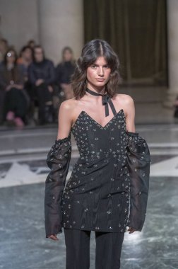 Cucculelli Shaheen - Runway - Şubat 2024 New York Moda Haftası. 10 Şubat 2024, New York, New York, ABD: New York Moda Haftası sırasında Cucculelli Shaheen defilesinde bir model podyumda yürüyor - Şubat 2024