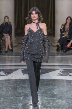 Cucculelli Shaheen - Runway - Şubat 2024 New York Moda Haftası. 10 Şubat 2024, New York, New York, ABD: New York Moda Haftası sırasında Cucculelli Shaheen defilesinde bir model podyumda yürüyor - Şubat 2024