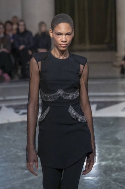 Cucculelli Shaheen - Runway - Şubat 2024 New York Moda Haftası. 10 Şubat 2024, New York, New York, ABD: New York Moda Haftası sırasında Cucculelli Shaheen defilesinde bir model podyumda yürüyor - Şubat 2024