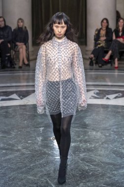 Cucculelli Shaheen - Runway - Şubat 2024 New York Moda Haftası. 10 Şubat 2024, New York, New York, ABD: New York Moda Haftası sırasında Cucculelli Shaheen defilesinde bir model podyumda yürüyor - Şubat 2024