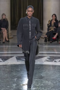 Cucculelli Shaheen - Runway - Şubat 2024 New York Moda Haftası. 10 Şubat 2024, New York, New York, ABD: New York Moda Haftası sırasında Cucculelli Shaheen defilesinde bir model podyumda yürüyor - Şubat 2024