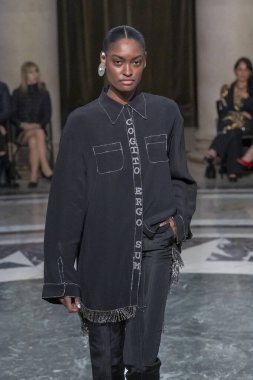 Cucculelli Shaheen - Runway - Şubat 2024 New York Moda Haftası. 10 Şubat 2024, New York, New York, ABD: New York Moda Haftası sırasında Cucculelli Shaheen defilesinde bir model podyumda yürüyor - Şubat 2024