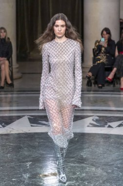 Cucculelli Shaheen - Runway - Şubat 2024 New York Moda Haftası. 10 Şubat 2024, New York, New York, ABD: New York Moda Haftası sırasında Cucculelli Shaheen defilesinde bir model podyumda yürüyor - Şubat 2024