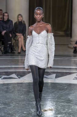 Cucculelli Shaheen - Runway - Şubat 2024 New York Moda Haftası. 10 Şubat 2024, New York, New York, ABD: New York Moda Haftası sırasında Cucculelli Shaheen defilesinde bir model podyumda yürüyor - Şubat 2024