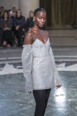 Cucculelli Shaheen - Runway - Şubat 2024 New York Moda Haftası. 10 Şubat 2024, New York, New York, ABD: New York Moda Haftası sırasında Cucculelli Shaheen defilesinde bir model podyumda yürüyor - Şubat 2024