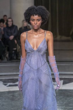 Cucculelli Shaheen - Runway - Şubat 2024 New York Moda Haftası. 10 Şubat 2024, New York, New York, ABD: New York Moda Haftası sırasında Cucculelli Shaheen defilesinde bir model podyumda yürüyor - Şubat 2024