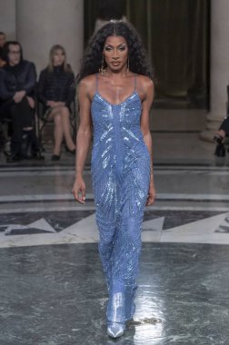 Cucculelli Shaheen - Runway - Şubat 2024 New York Moda Haftası. 10 Şubat 2024, New York, New York, ABD: New York Moda Haftası sırasında Cucculelli Shaheen defilesinde bir model podyumda yürüyor - Şubat 2024