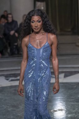 Cucculelli Shaheen - Runway - Şubat 2024 New York Moda Haftası. 10 Şubat 2024, New York, New York, ABD: New York Moda Haftası sırasında Cucculelli Shaheen defilesinde bir model podyumda yürüyor - Şubat 2024