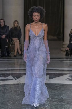 Cucculelli Shaheen - Runway - Şubat 2024 New York Moda Haftası. 10 Şubat 2024, New York, New York, ABD: New York Moda Haftası sırasında Cucculelli Shaheen defilesinde bir model podyumda yürüyor - Şubat 2024