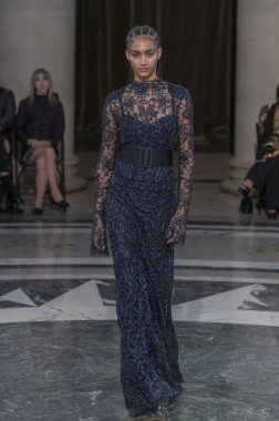 Cucculelli Shaheen - Runway - Şubat 2024 New York Moda Haftası. 10 Şubat 2024, New York, New York, ABD: New York Moda Haftası sırasında Cucculelli Shaheen defilesinde bir model podyumda yürüyor - Şubat 2024