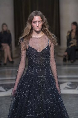 Cucculelli Shaheen - Runway - Şubat 2024 New York Moda Haftası. 10 Şubat 2024, New York, New York, ABD: New York Moda Haftası sırasında Cucculelli Shaheen defilesinde bir model podyumda yürüyor - Şubat 2024