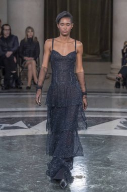 Cucculelli Shaheen - Runway - Şubat 2024 New York Moda Haftası. 10 Şubat 2024, New York, New York, ABD: New York Moda Haftası sırasında Cucculelli Shaheen defilesinde bir model podyumda yürüyor - Şubat 2024