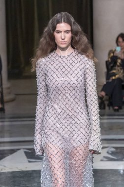 Cucculelli Shaheen - Runway - Şubat 2024 New York Moda Haftası. 10 Şubat 2024, New York, New York, ABD: New York Moda Haftası sırasında Cucculelli Shaheen defilesinde bir model podyumda yürüyor - Şubat 2024