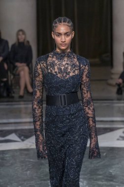 Cucculelli Shaheen - Runway - Şubat 2024 New York Moda Haftası. 10 Şubat 2024, New York, New York, ABD: New York Moda Haftası sırasında Cucculelli Shaheen defilesinde bir model podyumda yürüyor - Şubat 2024