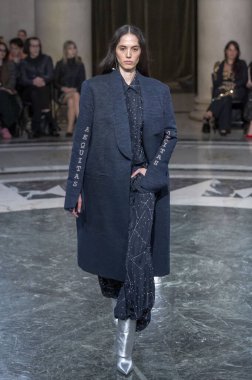 Cucculelli Shaheen - Runway - Şubat 2024 New York Moda Haftası. 10 Şubat 2024, New York, New York, ABD: New York Moda Haftası sırasında Cucculelli Shaheen defilesinde bir model podyumda yürüyor - Şubat 2024