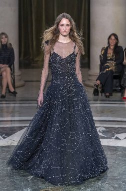 Cucculelli Shaheen - Runway - Şubat 2024 New York Moda Haftası. 10 Şubat 2024, New York, New York, ABD: New York Moda Haftası sırasında Cucculelli Shaheen defilesinde bir model podyumda yürüyor - Şubat 2024