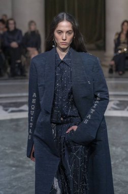 Cucculelli Shaheen - Runway - Şubat 2024 New York Moda Haftası. 10 Şubat 2024, New York, New York, ABD: New York Moda Haftası sırasında Cucculelli Shaheen defilesinde bir model podyumda yürüyor - Şubat 2024