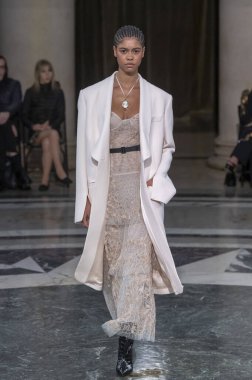 Cucculelli Shaheen - Runway - Şubat 2024 New York Moda Haftası. 10 Şubat 2024, New York, New York, ABD: New York Moda Haftası sırasında Cucculelli Shaheen defilesinde bir model podyumda yürüyor - Şubat 2024