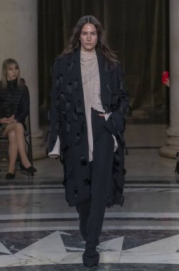 Cucculelli Shaheen - Runway - Şubat 2024 New York Moda Haftası. 10 Şubat 2024, New York, New York, ABD: New York Moda Haftası sırasında Cucculelli Shaheen defilesinde bir model podyumda yürüyor - Şubat 2024