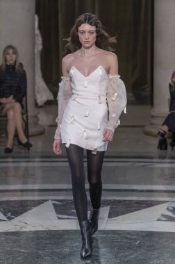 Cucculelli Shaheen - Runway - Şubat 2024 New York Moda Haftası. 10 Şubat 2024, New York, New York, ABD: New York Moda Haftası sırasında Cucculelli Shaheen defilesinde bir model podyumda yürüyor - Şubat 2024