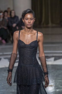 Cucculelli Shaheen - Runway - Şubat 2024 New York Moda Haftası. 10 Şubat 2024, New York, New York, ABD: New York Moda Haftası sırasında Cucculelli Shaheen defilesinde bir model podyumda yürüyor - Şubat 2024