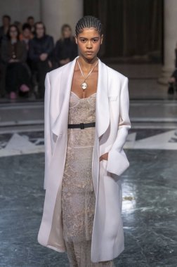 Cucculelli Shaheen - Runway - Şubat 2024 New York Moda Haftası. 10 Şubat 2024, New York, New York, ABD: New York Moda Haftası sırasında Cucculelli Shaheen defilesinde bir model podyumda yürüyor - Şubat 2024