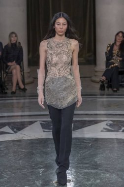 Cucculelli Shaheen - Runway - Şubat 2024 New York Moda Haftası. 10 Şubat 2024, New York, New York, ABD: New York Moda Haftası sırasında Cucculelli Shaheen defilesinde bir model podyumda yürüyor - Şubat 2024