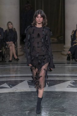 Cucculelli Shaheen - Runway - Şubat 2024 New York Moda Haftası. 10 Şubat 2024, New York, New York, ABD: New York Moda Haftası sırasında Cucculelli Shaheen defilesinde bir model podyumda yürüyor - Şubat 2024