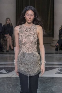 Cucculelli Shaheen - Runway - Şubat 2024 New York Moda Haftası. 10 Şubat 2024, New York, New York, ABD: New York Moda Haftası sırasında Cucculelli Shaheen defilesinde bir model podyumda yürüyor - Şubat 2024