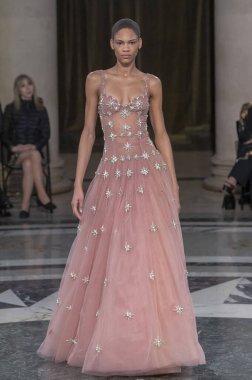 Cucculelli Shaheen - Runway - Şubat 2024 New York Moda Haftası. 10 Şubat 2024, New York, New York, ABD: New York Moda Haftası sırasında Cucculelli Shaheen defilesinde bir model podyumda yürüyor - Şubat 2024