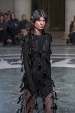 Cucculelli Shaheen - Runway - Şubat 2024 New York Moda Haftası. 10 Şubat 2024, New York, New York, ABD: New York Moda Haftası sırasında Cucculelli Shaheen defilesinde bir model podyumda yürüyor - Şubat 2024