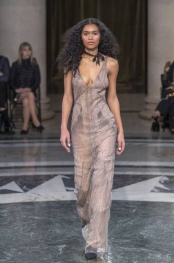 Cucculelli Shaheen - Runway - Şubat 2024 New York Moda Haftası. 10 Şubat 2024, New York, New York, ABD: New York Moda Haftası sırasında Cucculelli Shaheen defilesinde bir model podyumda yürüyor - Şubat 2024