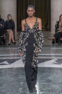 Cucculelli Shaheen - Runway - Şubat 2024 New York Moda Haftası. 10 Şubat 2024, New York, New York, ABD: New York Moda Haftası sırasında Cucculelli Shaheen defilesinde bir model podyumda yürüyor - Şubat 2024