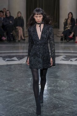 Cucculelli Shaheen - Runway - Şubat 2024 New York Moda Haftası. 10 Şubat 2024, New York, New York, ABD: New York Moda Haftası sırasında Cucculelli Shaheen defilesinde bir model podyumda yürüyor - Şubat 2024